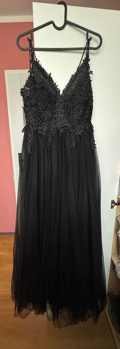 Czarna sukienka wieczorowa