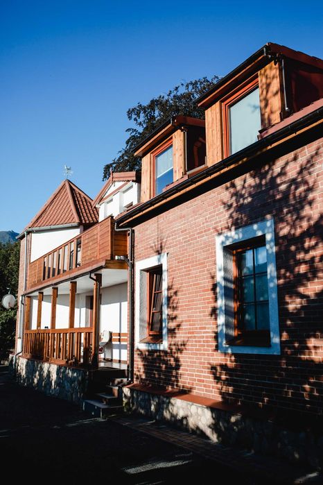 Pokoje z łazienkami i widokiem na góry w centrum Karpacza