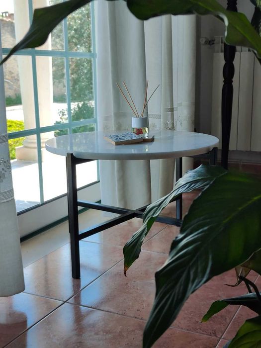 Mesa mármore com estrutura em ferro
