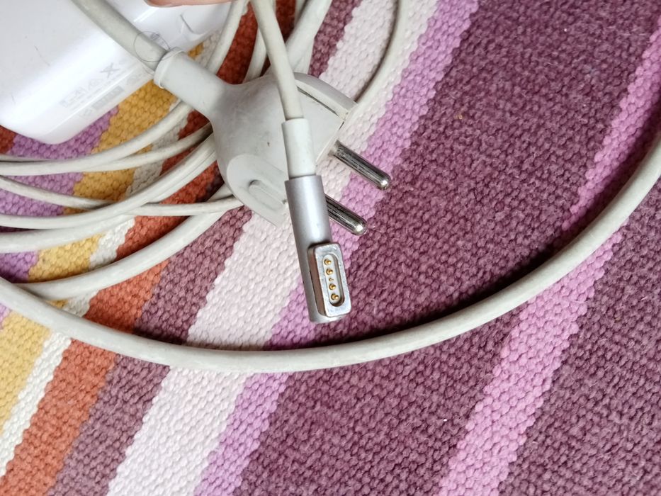 MacBook Charger458111007410759681