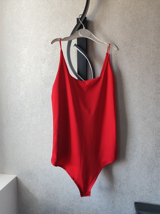 Боді червоний на дівчину Amisu, Prettylittlething новий на одне плече