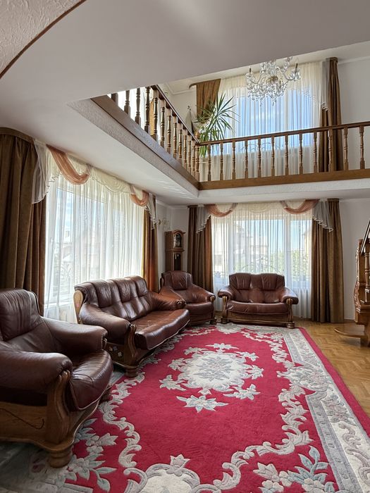 Продається будинок з басейном і сауною