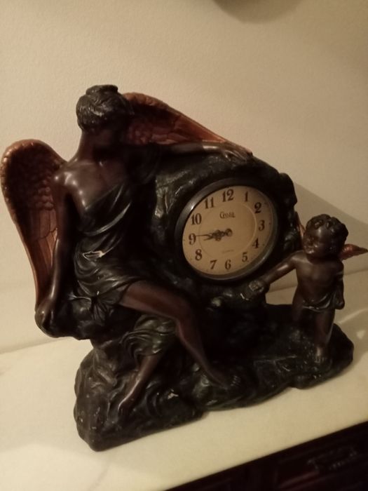 Vendo um ótimo móvel e relógio!! (Só por mensagem)