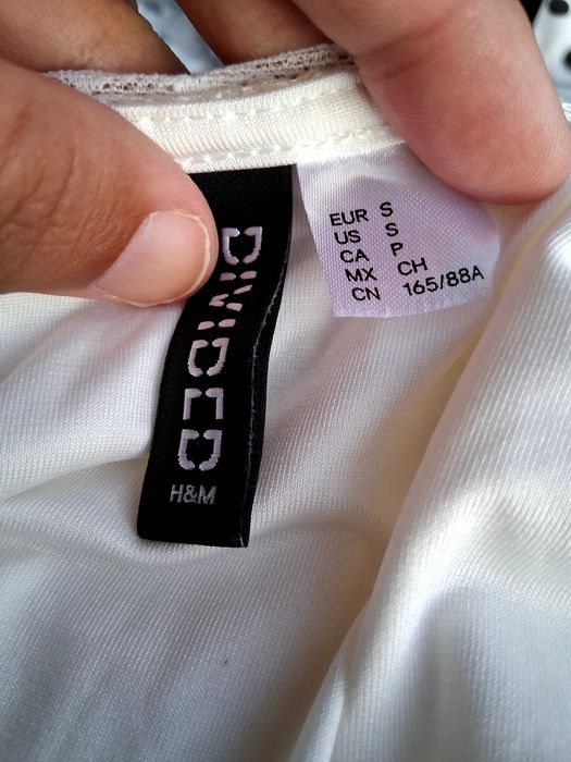 Vestido H&M e vestido Springfield.