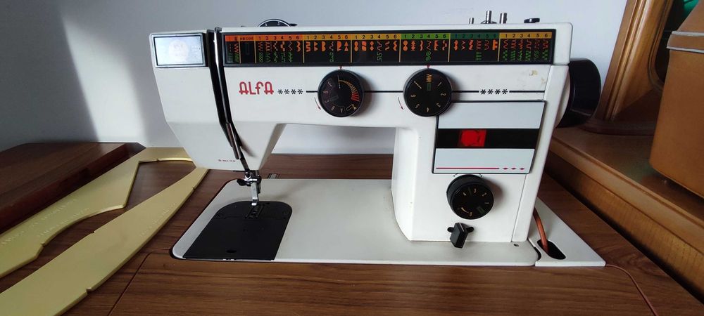 Máquina de costura Alfa incorporada em movel