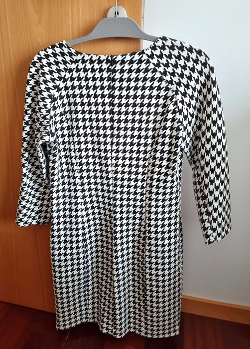 Vestido com padrão branco e preto Zara, tamanho L