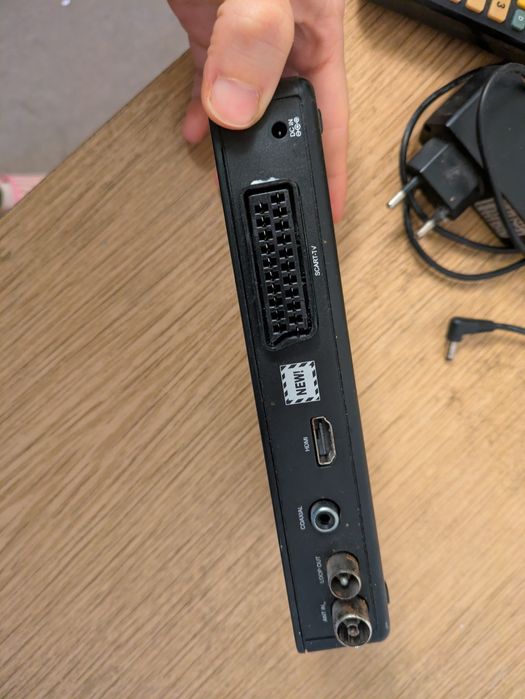 Dekoder DVB-T 1 z pilotem i kablem zasilającym