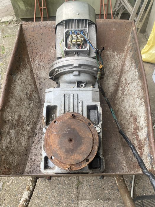 Motoreduktor 55 obr./min z silnikiem 3,5 KW oś 45 mm