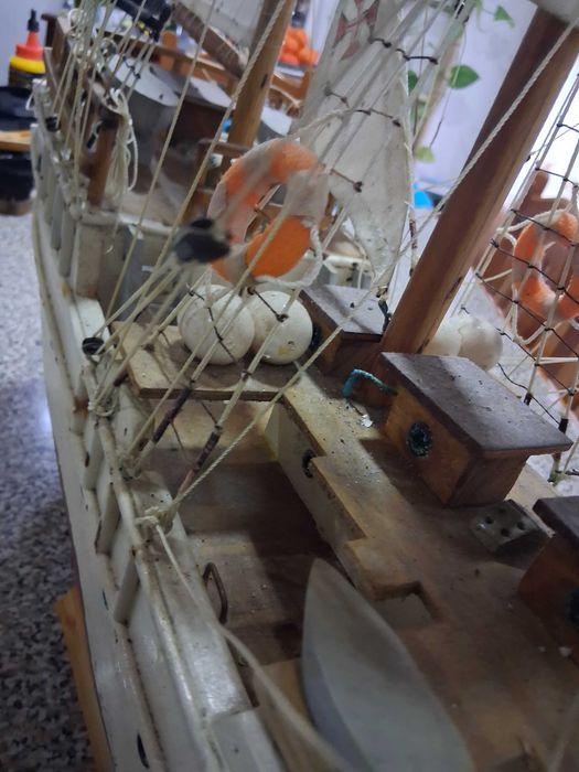 Barco feito de forma artesanal antigo