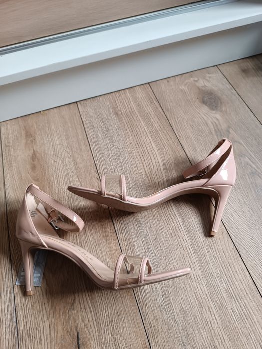 Kremowe sandały na szpilce