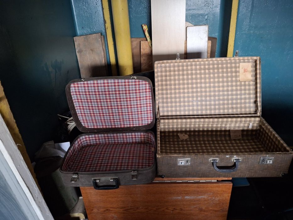 Чемоданы, ящики.
