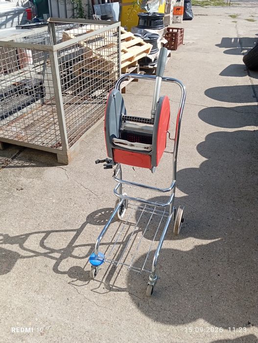 Wózek sprzątający na stelażu