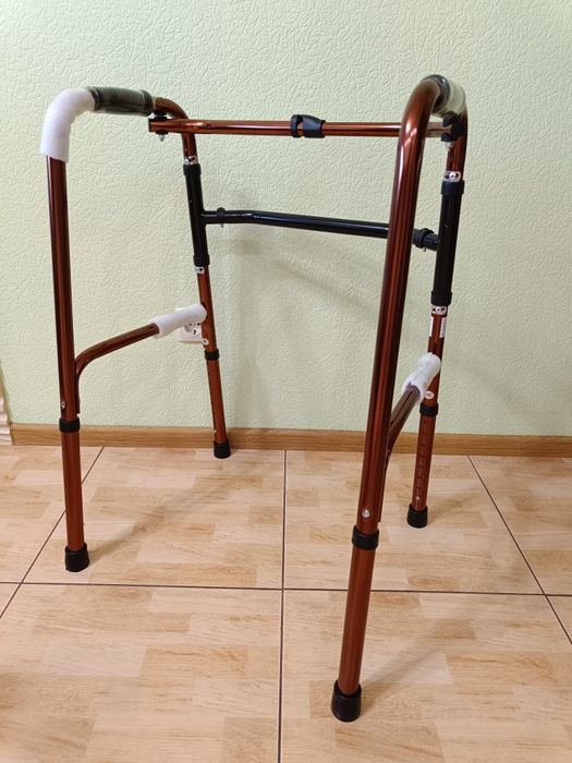 Ходунки (ходуни). На колесах та без. Крокуючі та переставні. Нові