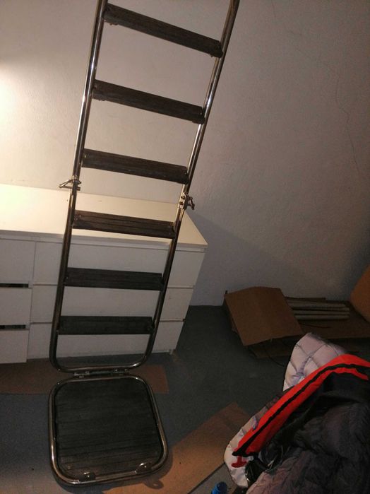 Escada para barco ou piscina em madeira e inox, com degraus inclinados