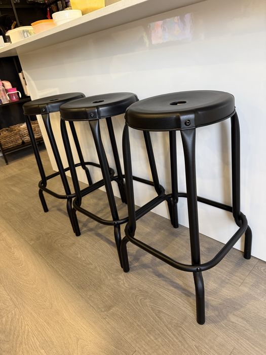 Três Bancos metalicos ikea