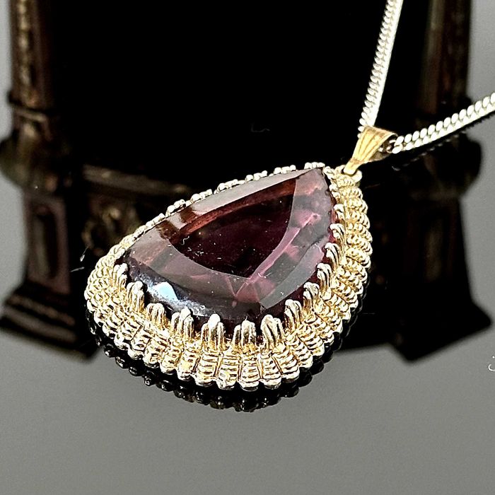 Pozłacana przywieszka z lat 60-tych w stylu La bella epoque z Anglii