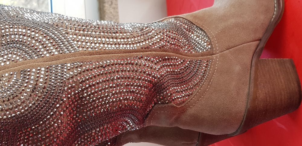 Botas em pele novas