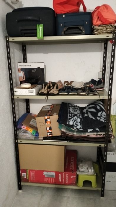 Estante em ferro 4 prateleiras, bom estado
