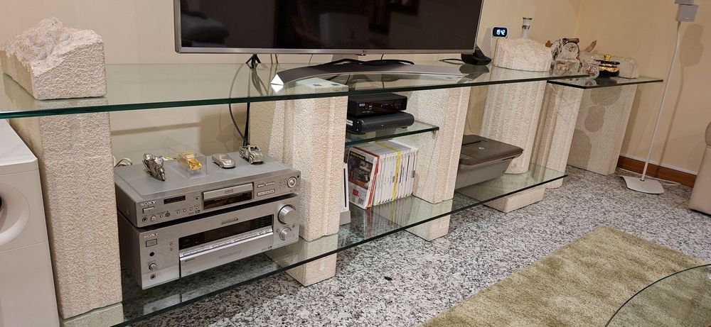 Móvel TV em pedra e vidro.