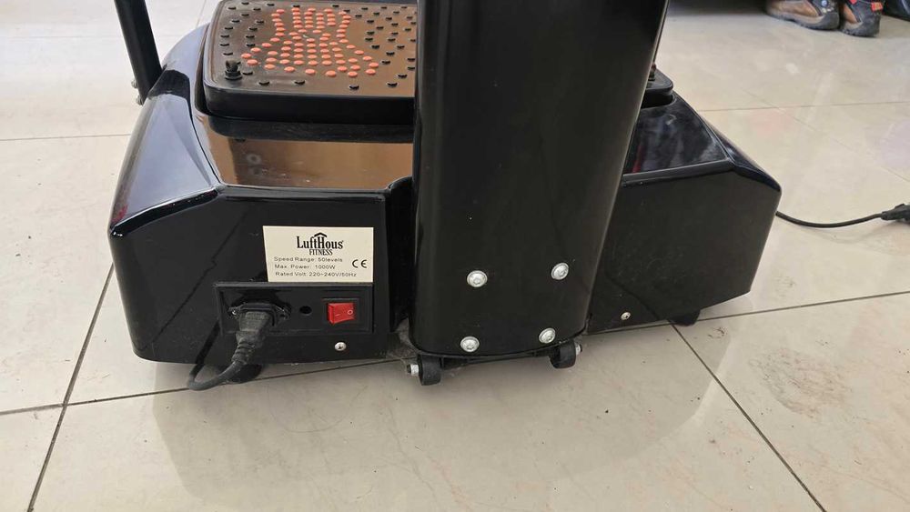 Plataforma vibratória, especificamente o modelo LuftHous Power Massage Professional Plus 1000W.