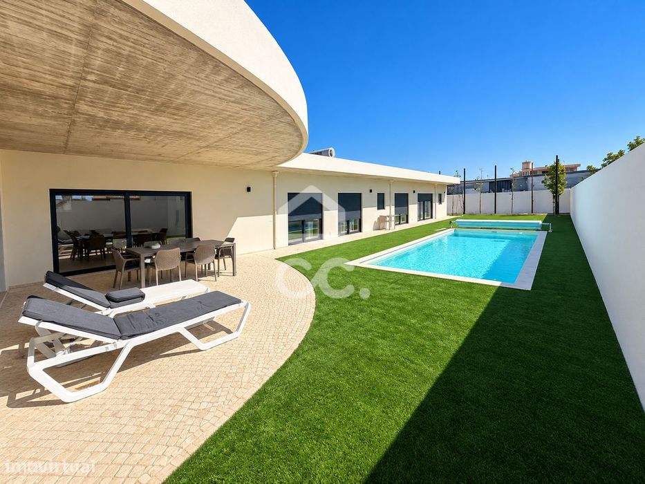 Moradia térrea moderna com piscina e excelentes áreas