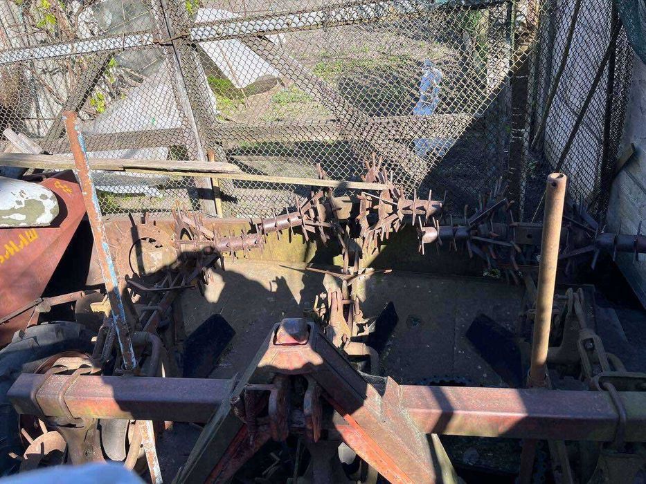 Трактор Т-25 з причепом та  усім, що необхідно для обробки городів