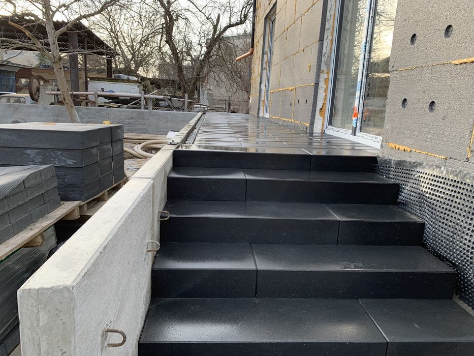 Układanie kostki brukowej, brukarstwo.