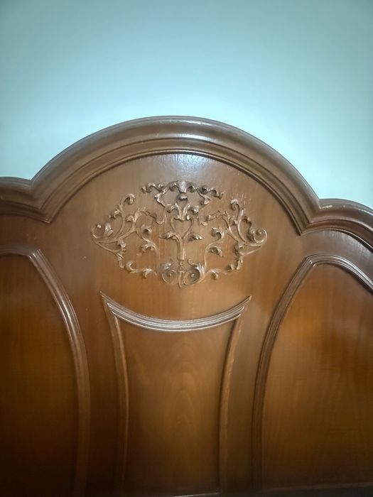 Cama, mesinha de cabeceira, cómoda e colchão