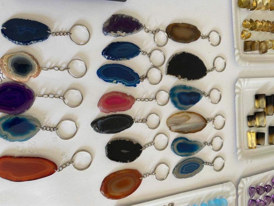 CHAVEIROS COM PEDRAS NATURAIS