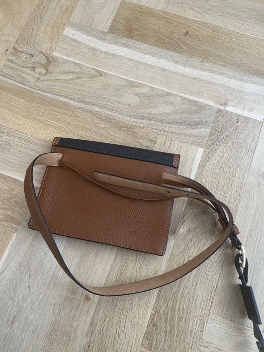 Michael Kors Saszetka Nerka na pasku brązowa