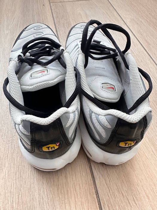 Nike Air Max Plus у забарвленні "Photon Dust/Varsity Red"