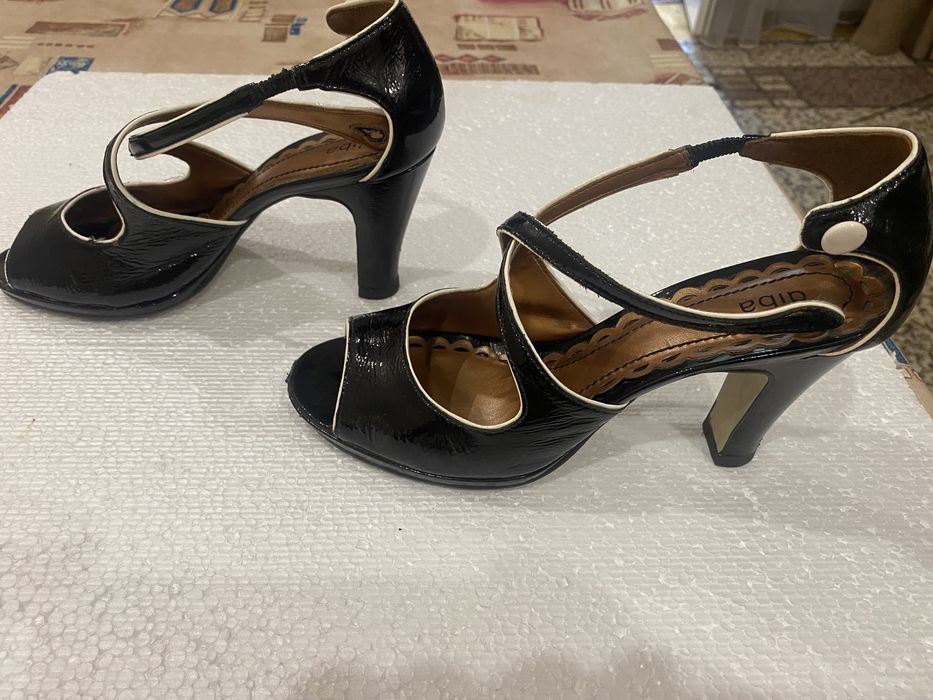 Продам босоножки 2 пары