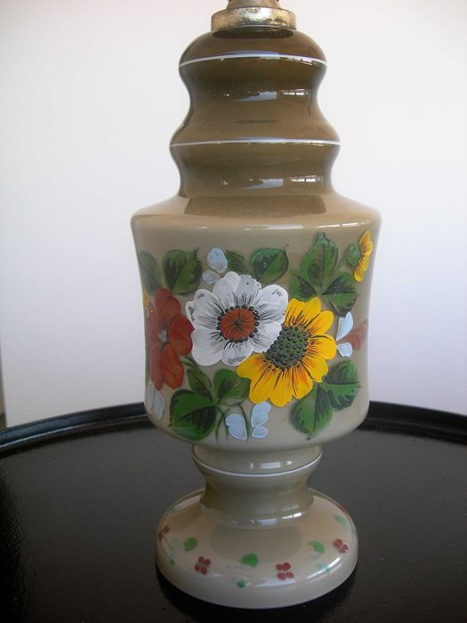 Candeeiro de mesa em louça com aproximadamente 60 cm de altura