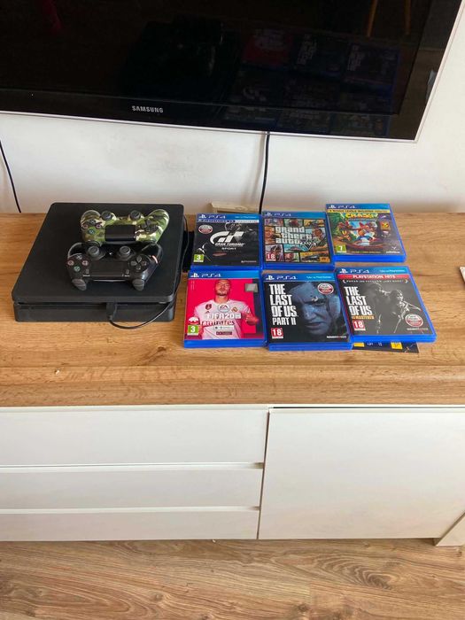 Ps4 500gb + 2 pady + 6 gier