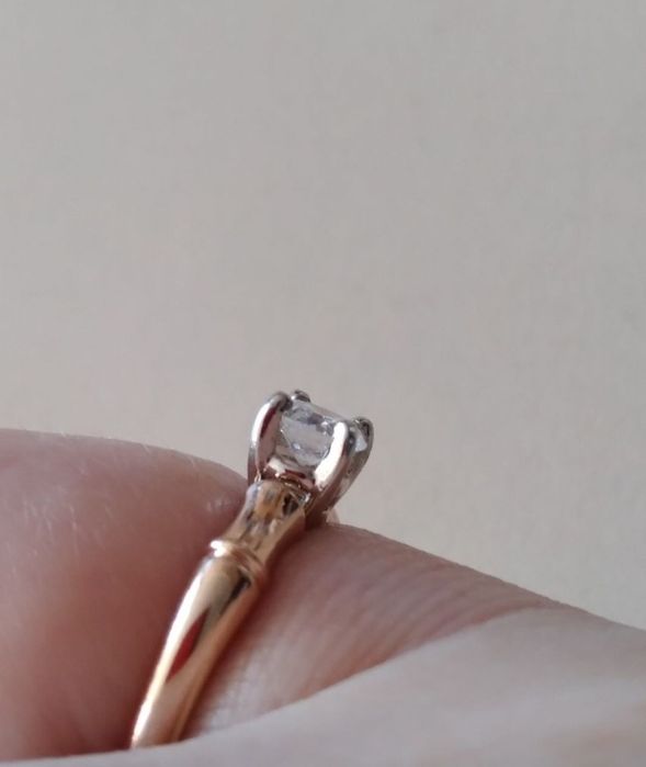 Кольцо с бриллиантом