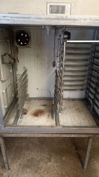 Chicadeiras e jaulas para postura