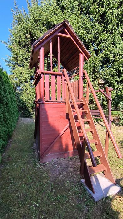 Domek drewniany ze zjeżdżalnią