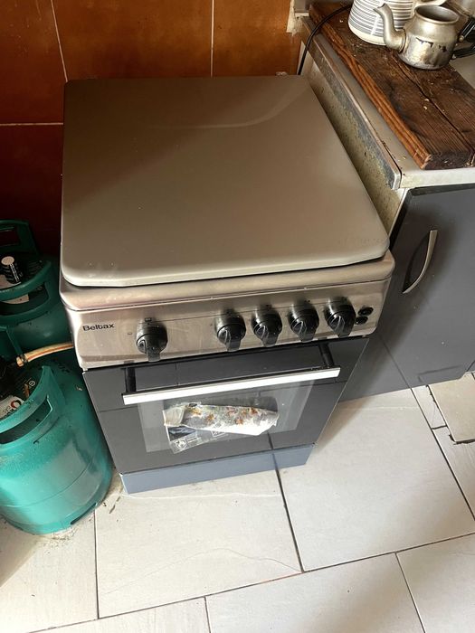 Fogão a gás para venda. Aproximadamente um ano de uso. Quase sem uso. Preço negociável. Levantamento no centro de Castelo Branco. Envie mensagem.