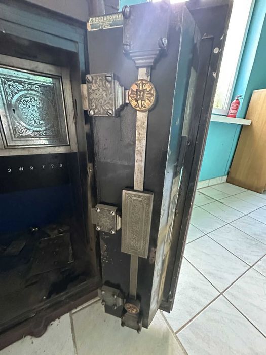 Stary, ozdobny sejf zabytkowy (Lemberg) do renowacji