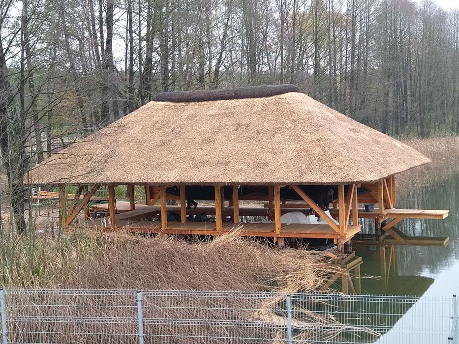 Budowa pomostów, hangarów. Wbijanie pali. Kafar