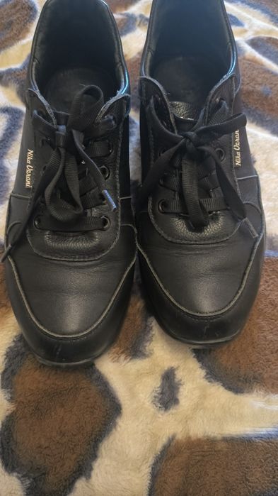 Жіночі шкіряні кросовки