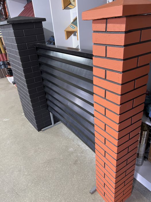 Стовпці, паркани, забори, огорожі, підмурівки.