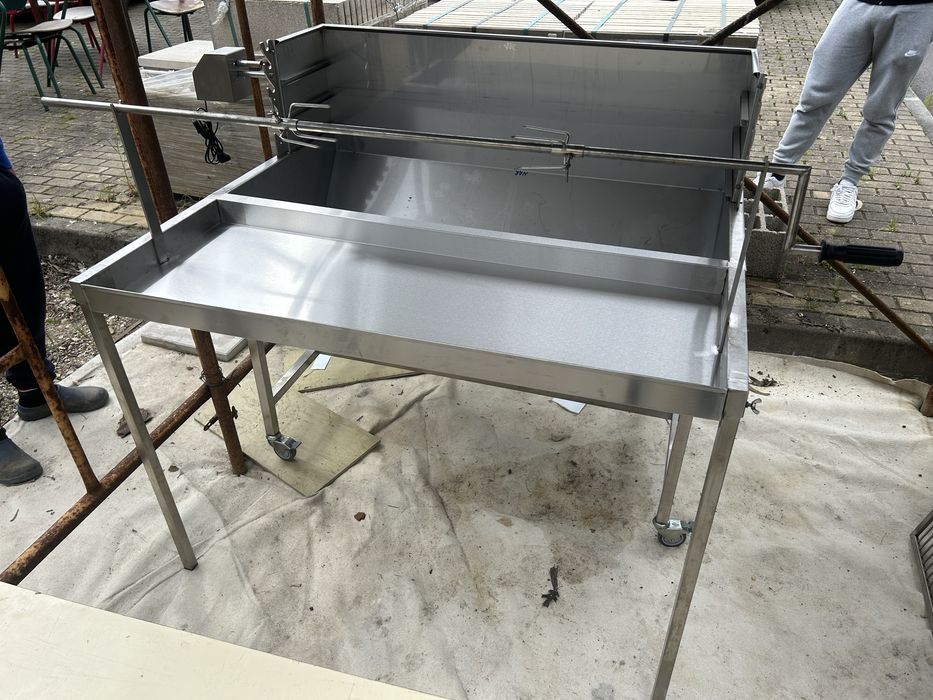 Churrasqueira de pernil como nova para 2 pernis