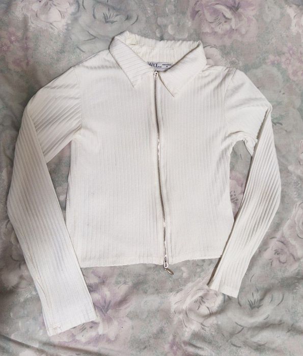 Біла кофта на замку