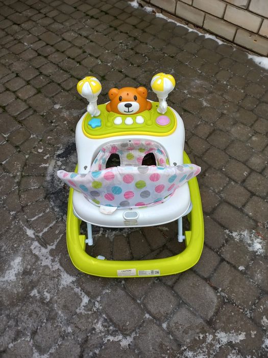 Децкая кроватка, ходунки,ванночка в хорошем состоянии.