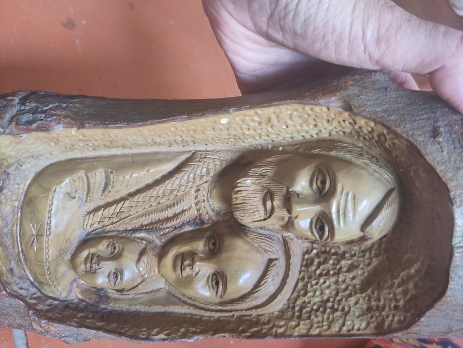 Sagrada família esculpida em madeira oliveira