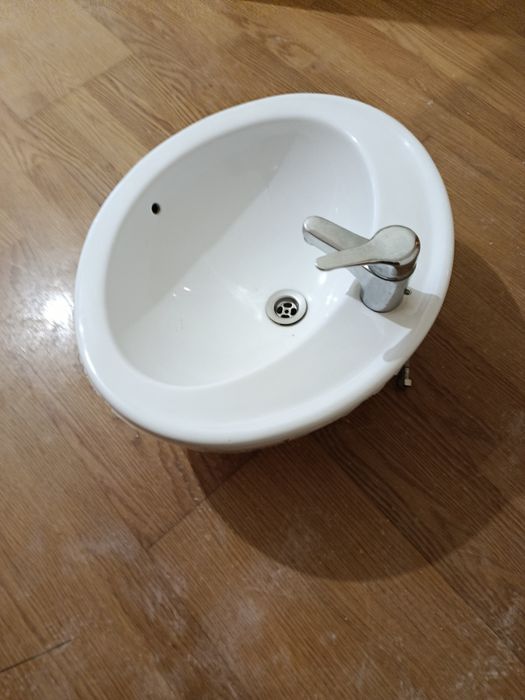 Lavatórios ovais com torneira