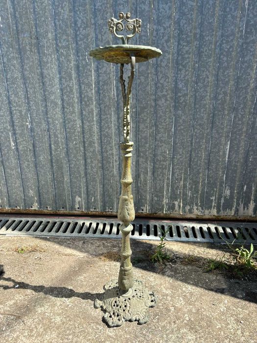 Cinzeiro de pé alto antigo