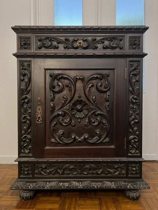 Bar estilo renascentista, entalhado à mão