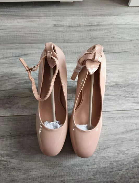 Beżowe buty na wysokim obcasie platforma lakierowane rozmiar 38